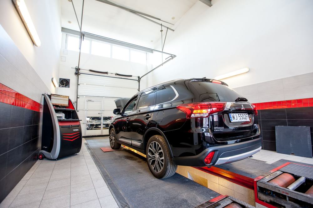 Samochód na linii diagnostycznej w stacji kontroli pojazdów CarPoint