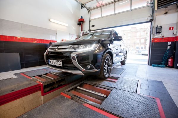 Samochód na podnośniku na stanowisku serwisu mechanicznego CarPoint